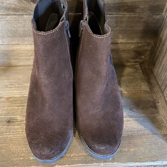 Womens Clarks Camelia Brown Suede Heeled Ankle Booties Boots Size 10 M EUC‎ - Picture 3 of 6